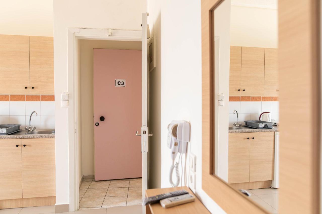 Achilleas Hotel Apartments คอสทาวน์ ภายนอก รูปภาพ
